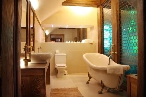 een badkamer met een bad, een toilet en een wastafel bij FIRLEJOWE SIOŁO in Firlej