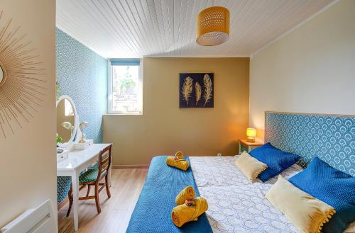 un dormitorio con una cama con dos animales de peluche en Gîte Le Paul Bert - centre ville-parking gratuit, en Tours