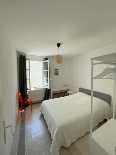 une chambre blanche avec un lit et une chaise dans l'établissement Maison avec patio proche place des Carmes, à Avignon