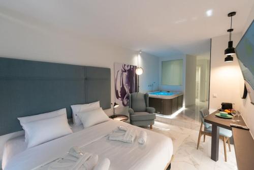Giường trong phòng chung tại MG Sapphire Jacuzzi Premium Suite