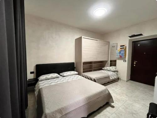 Un dormitorio con dos camas en una habitación. en Central Station Studio Flat, en Milán