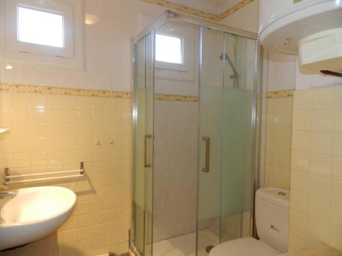une salle de bain avec une douche, des toilettes et un lavabo dans l'établissement Appartement avec Piscine et Terrasse, Proche Plage - 4 Couchages, Parking, Animaux Acceptés - FR-1-251-808, au Lavandou