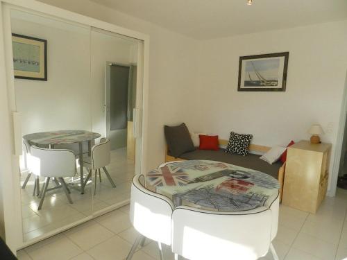 un salon avec un canapé et une table dans l'établissement Studio agréable 4 pers, balcon sud, plage en face, Bormes les Mimosas - FR-1-251-813, à Bormes-les-Mimosas