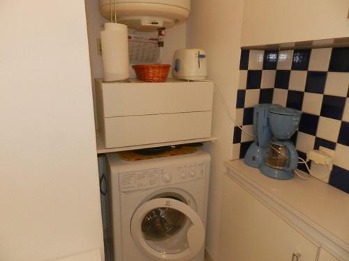 une buanderie avec un lave-linge et un lave-linge dans l'établissement Studio agréable 4 pers, balcon sud, plage en face, Bormes les Mimosas - FR-1-251-813, à Bormes-les-Mimosas