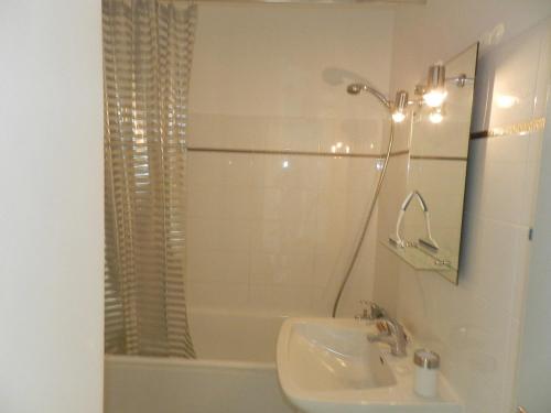 une salle de bain blanche avec un lavabo et une douche dans l'établissement Studio agréable 4 pers, balcon sud, plage en face, Bormes les Mimosas - FR-1-251-813, à Bormes-les-Mimosas