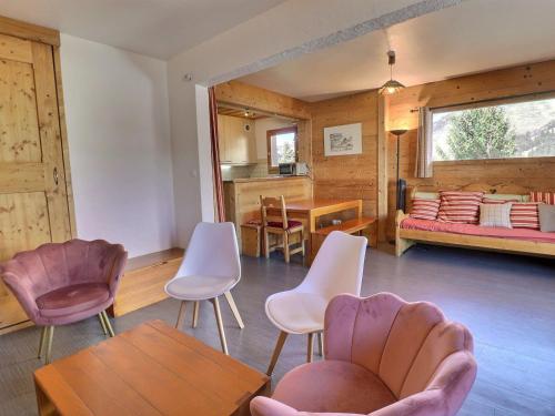un salon avec des chaises, un canapé et une table dans l'établissement Charmant 3 Pièces, Pieds des Pistes, 7 Pers, Label Méribel, Wi-Fi, Balcon Orienté Sud-Est - FR-1-182-49, à Méribel