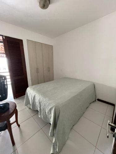 卡貝德盧的住宿－Numar_casa，卧室配有1张床、1张桌子和1把椅子