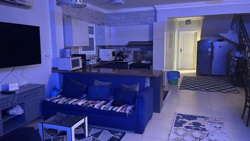 a living room with a couch and a kitchen at فيلا توين هاوس مميزة في قرية رويال بيتش رأس الحكمة villa twin house Royal Beach Ras El Hekma in Marsa Matruh