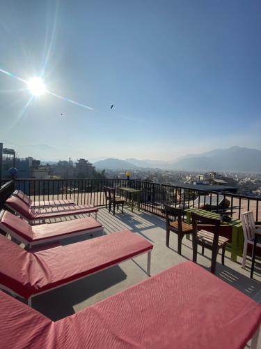 balcón con bancos y vistas a la ciudad en grape apartments en Katmandú