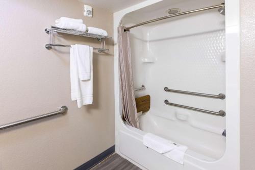 Ett badrum på Motel 6-Fort Lupton, CO