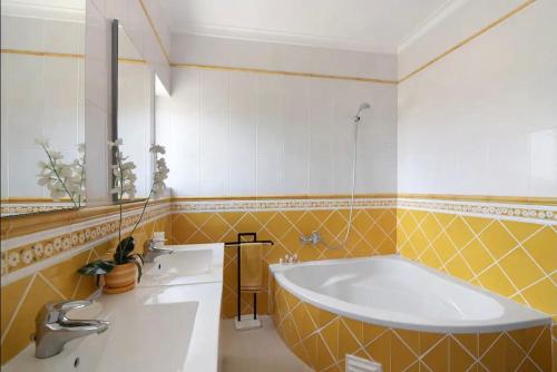 Koupelna v ubytování Apartamentos Paradise Fuseta