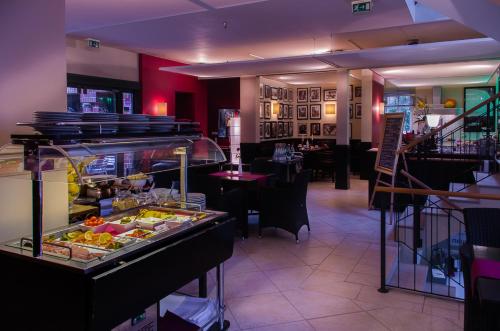 a restaurant with a buffet of food on display at Hotel Village in Worpswede