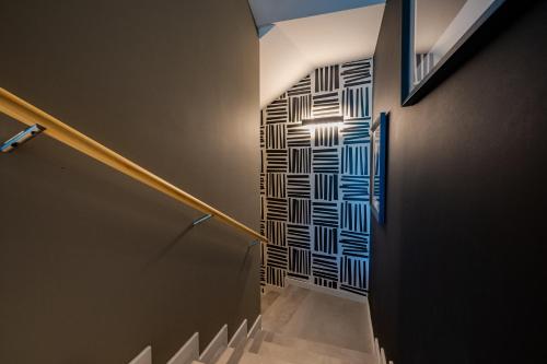 un corridoio con un muro con un murale sopra di Villa Diva Korčula a Korčula