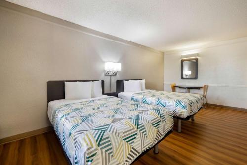 Giường trong phòng chung tại Motel 6-Beaumont, TX