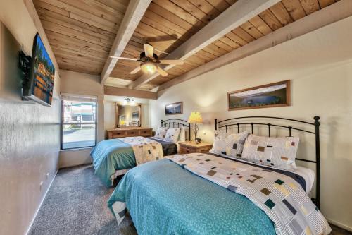 2 Betten in einem Schlafzimmer mit Holzdecken in der Unterkunft Lakeland Village 482 - Ultimate PlayStation in South Lake Tahoe