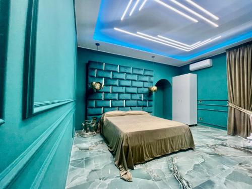 una camera con un letto in una camera blu di AL BINARIO DI NAPOLI a Napoli
