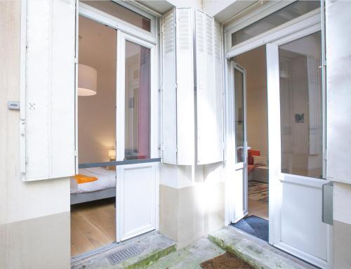 une porte ouverte menant à une chambre avec un lit dans l'établissement Warm 2 bedrooms apartement - c38, à Paris