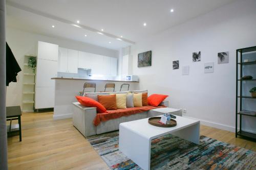 un salon avec un canapé et une table dans l'établissement Warm 2 bedrooms apartement - c38, à Paris