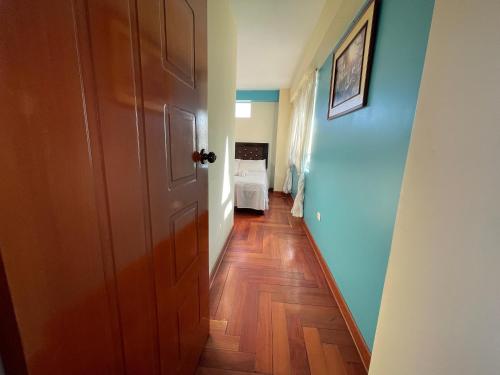 a hallway with a door leading to a bedroom at MISKI PUÑUY - Dulces sueños HOSPEDAJE in Cusco