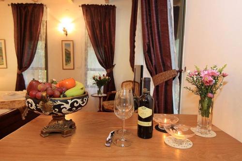 a table with a bowl of fruit and wine glasses at Oak Shade in Bet Leẖem HaGelilit