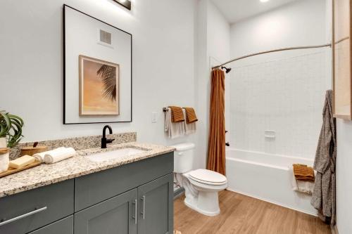 een badkamer met een wastafel, een toilet en een douche bij RISE Bartram Park Condos by Barsala in Jacksonville
