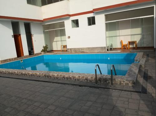 uma piscina no meio de um edifício em Descanso de Vallecito em Hacienda Huampani