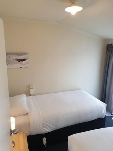 Katil atau katil-katil dalam bilik di Northcote Motor Lodge