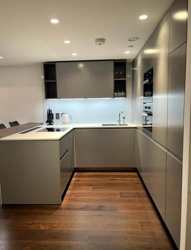 eine Küche mit Edelstahlschränken und einer Spüle in der Unterkunft Luxury Flat In Paddington in London