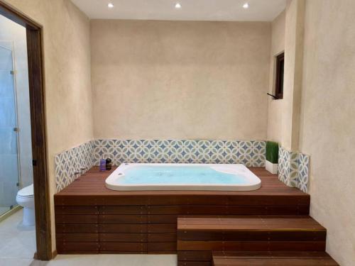 un bagno con ampia vasca e servizi igienici di Loft Mueganos III en Val´Quirico a Santeagueda