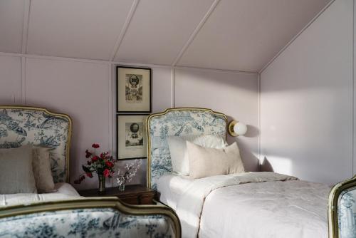 מיטה או מיטות בחדר ב-Ethelmont Rise
