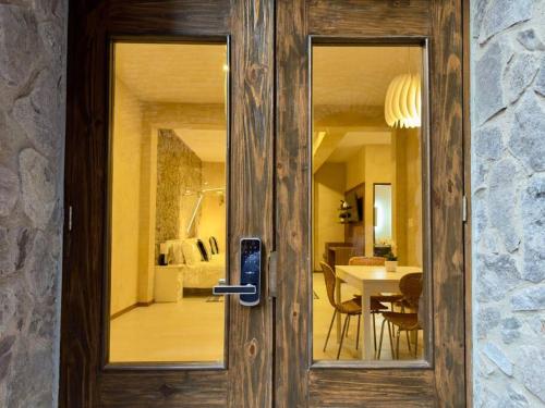 a door leading into a dining room with a table at Loft Mueganos III en Val´Quirico in Santeagueda