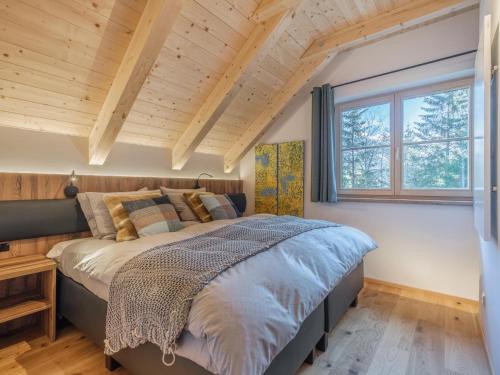 a bedroom with a bed and a wooden ceiling at Wanderlust in Donnersbachwald