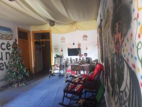 een woonkamer met een kerstboom in een kamer bij Casa do Carnaval in Olinda