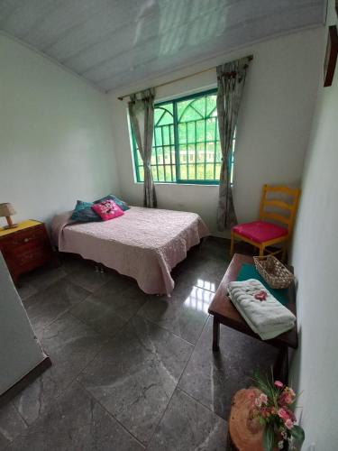 een slaapkamer met 2 bedden en een raam bij Casa campestre Villa sofia in Utica