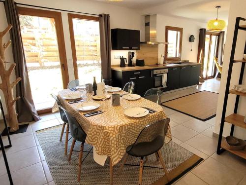 Appartement spacieux avec jardin privatif, 3 chambres, Les Gets - Multipass été 2024 inclus - FR-1-598-63