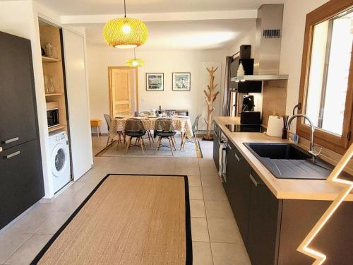 Il comprend une cuisine et une salle à manger avec une table à manger. dans l'établissement Appartement spacieux avec jardin privatif, 3 chambres, Les Gets - Multipass été 2024 inclus - FR-1-598-63, aux Gets