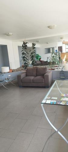 a living room with a couch and a table at Cómodo y acogedor departamento in Antofagasta