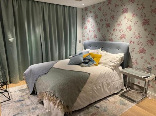 En eller flere senge i et værelse på Battersea Power Station Stunning Executive Living