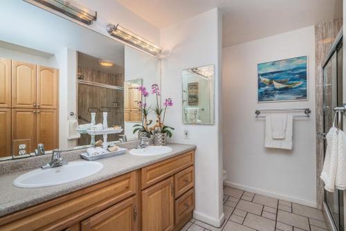 een badkamer met 2 wastafels en een grote spiegel bij Spacious & Pet Friendly Oceanside Home in Oceanside