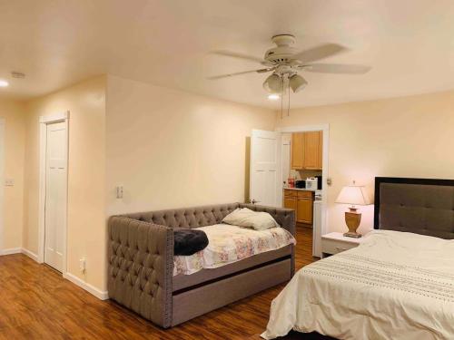 um quarto com uma cama e uma ventoinha de tecto em Spacious & Pet Friendly Oceanside Home em Oceanside