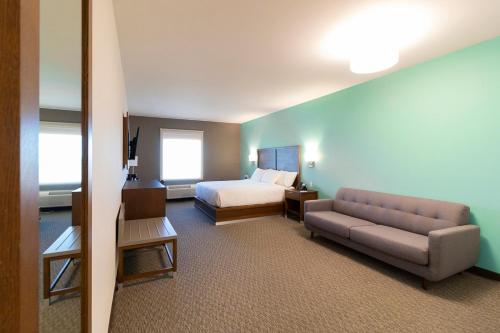 a hotel room with a bed and a couch at Comfort Inn Ciudad Juarez in Ciudad Juárez