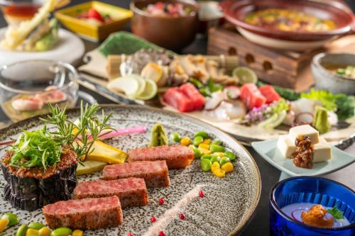 un plato de comida en una mesa con diferentes alimentos en KAMENOI HOTEL Nagatoro Yorii, en Yorii