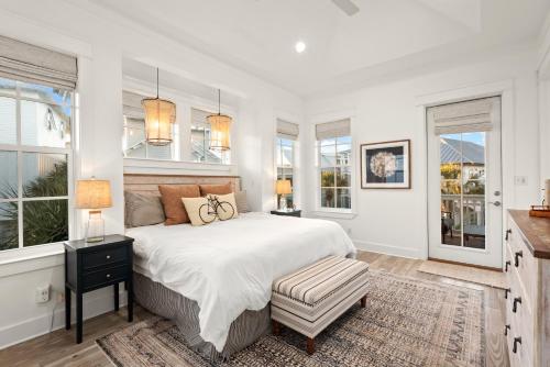 Voodi või voodid majutusasutuse Katmanblu - Over 45 Five Star Reviews! Custom-Built! Easy Beach & Pool Access! toas