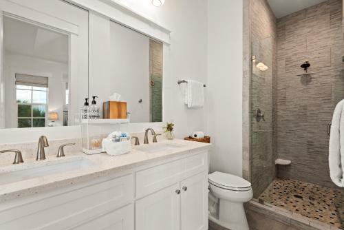 Vannituba majutusasutuses Katmanblu - Over 45 Five Star Reviews! Custom-Built! Easy Beach & Pool Access!