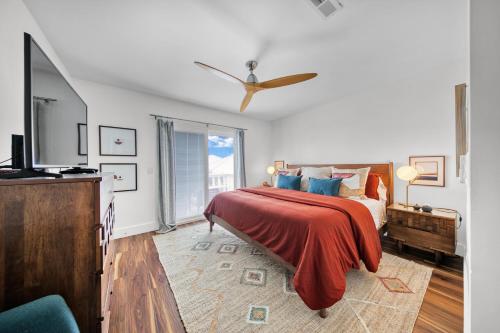 Voodi või voodid majutusasutuse Gulf Views! Only 30 Seconds to the beach Modern Amenities Meets Vintage Charm toas