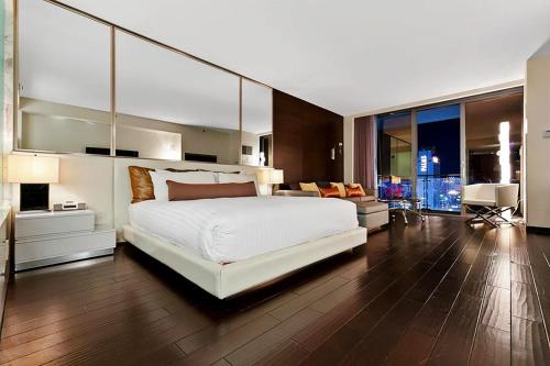 拉斯维加斯Palms Place Hotel StripView with Open Balcony -23的一间带一张白色大床的卧室和一间客厅