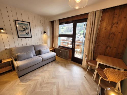 Studio Rénové avec Balcon, Centre Station, 2 Pers, Accès Direct Pistes et Commerces - FR-1-598-109