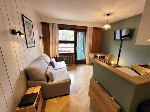 un salon avec un canapé et une télévision dans l'établissement Studio Rénové avec Balcon, Centre Station, 2 Pers, Accès Direct Pistes et Commerces - FR-1-598-109, aux Gets