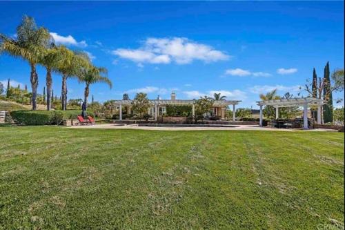 a large yard with palm trees and a house at Temecula Wine Country Villa in Temecula