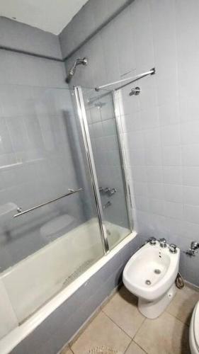 a bathroom with a shower and a toilet and a sink at Hermoso Departamento con Balcón Obelisco II in Buenos Aires